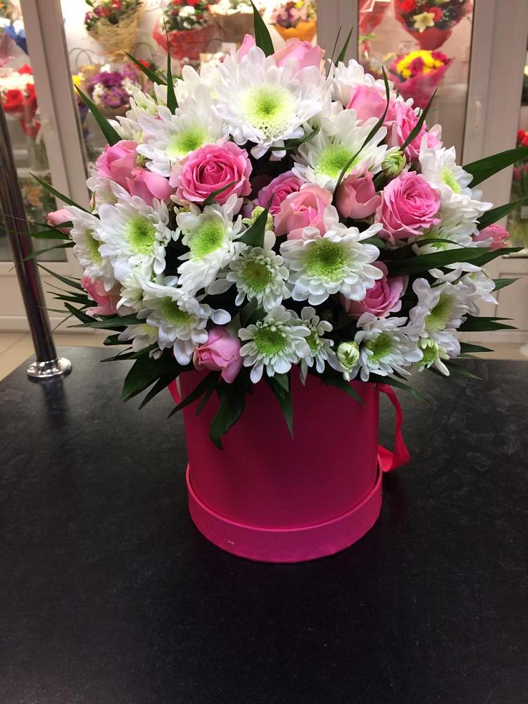 Цветочная композиция из Розы и Хризантемы в шляпной коробке в Покровском Республика Дагестан